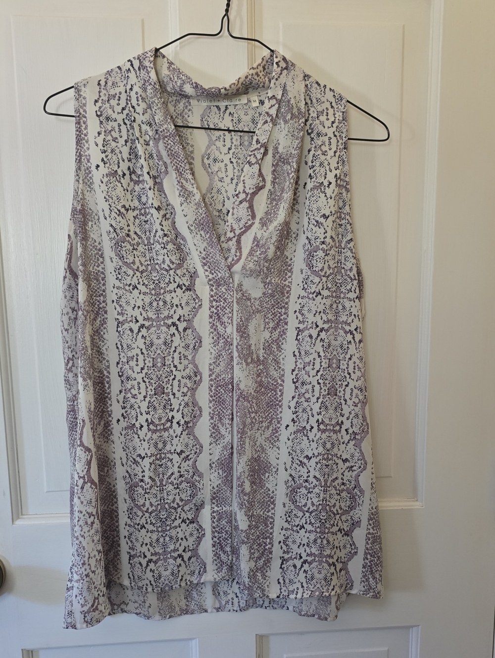 Violet & Claire Lavender and White Snake-Print V-Neck Tank TopSize M